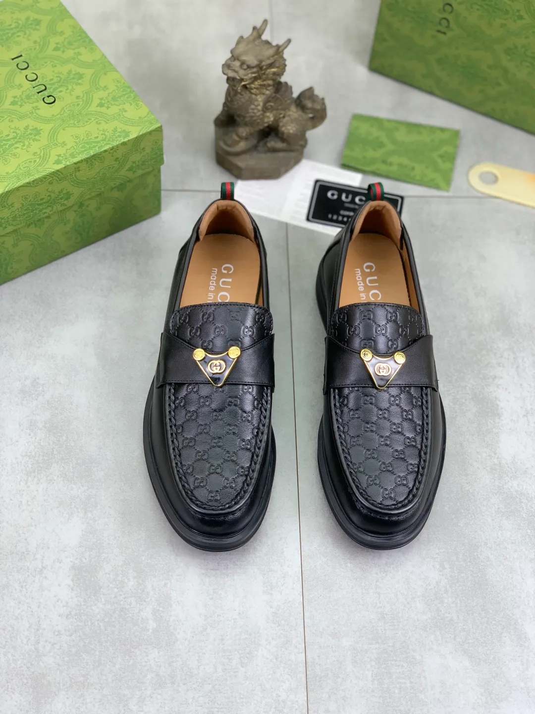 Men's shoes💰P500💰【New model, soft and comfortable Gucci classic business leather shoes hot selection (Gucci) official website latest Gucci 🎁 business leather shoes, hot style 💥 simple and elegant style, exclusive for trendy men. Unique official website latest brand original double G embossed element 👑Gucci Original decoration, fashionable and generous, made of original calfskin ✅ fully imported first-layer pigskin lining, official website designated wear-resistant, rubber business outsole, real-life photos of classic models at the counter 🎬38-44 (customized for 45) 3⃣️ colors available